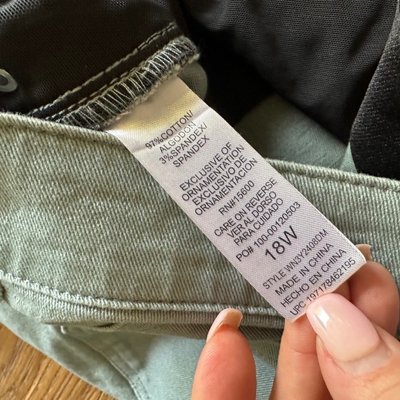 DEMOCRACY 'Ab'Solution Frayed Itty Bitty Flare Jeans - Picture 8 of 13